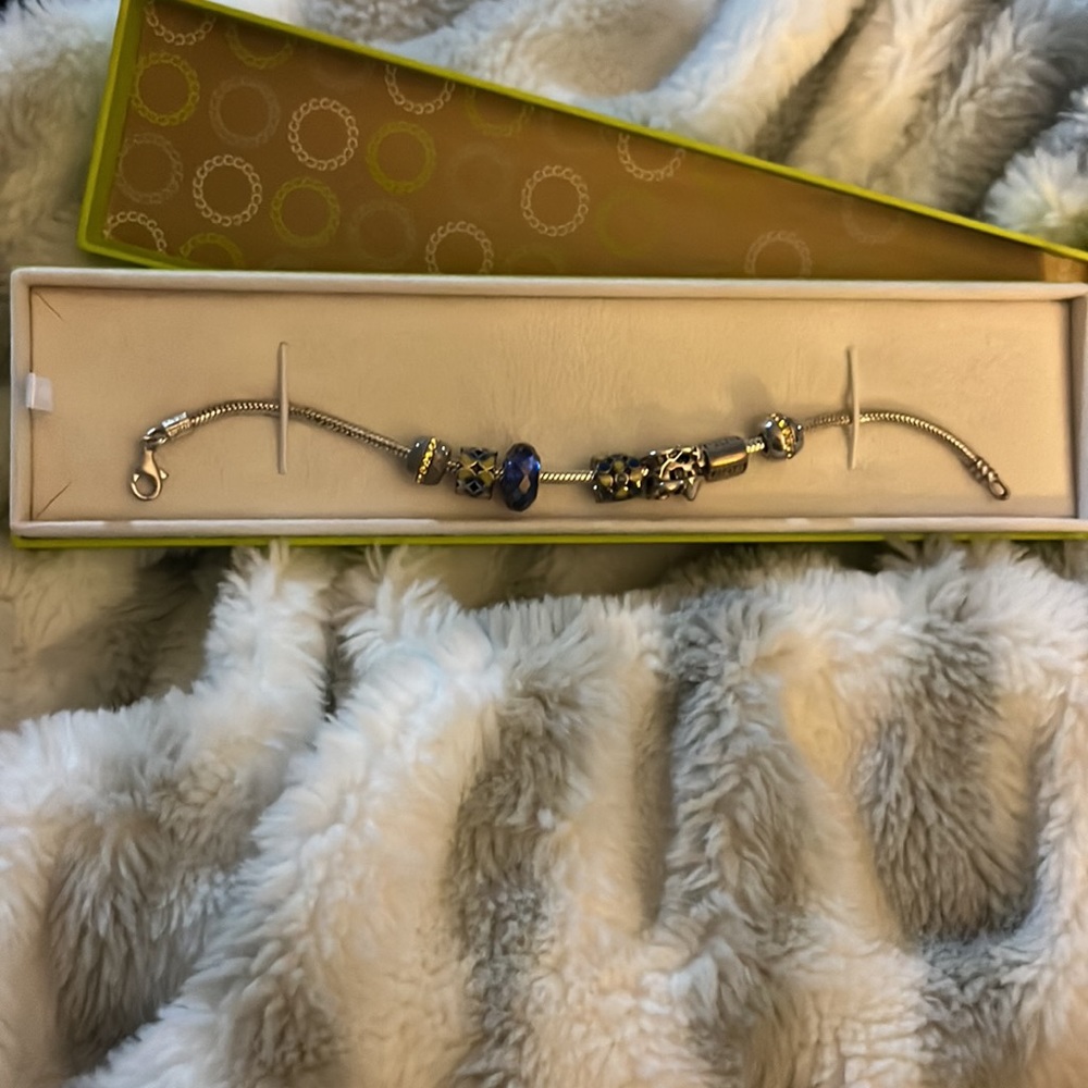 NEW Chamilia Bracelet unused in box with 7 charms
